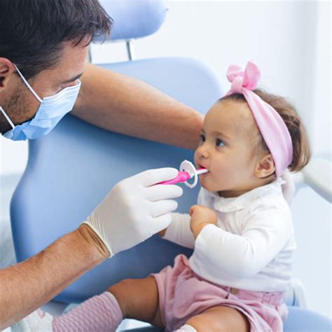 Bambino sorridente dal dentista