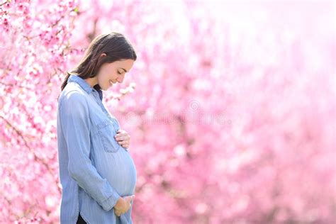 Rendering AI di donna incinta in un campo di fiori