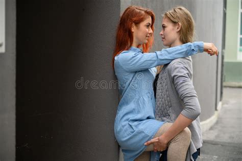 Due donne che si abbracciano con tristezza