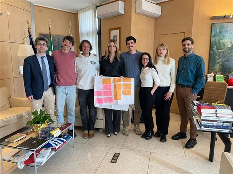 visualizzazione di uno spazio pubblico progettato per l'incontro