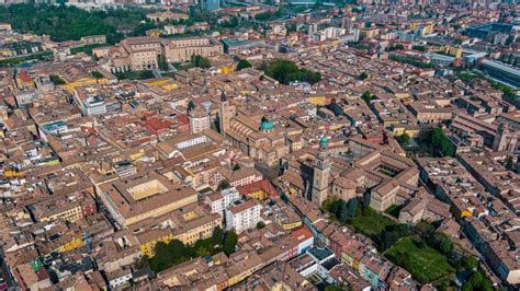 veduta aerea del centro storico di parma e delle colline circostanti