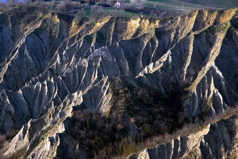 escursionisti lungo il sentiero dei calanchi nel parco del piacenziano