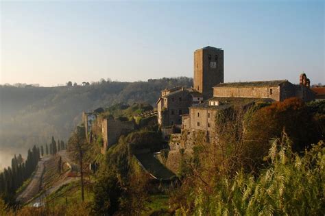 borgo medievale di castell'arquato affacciato sulla valle dell'arda