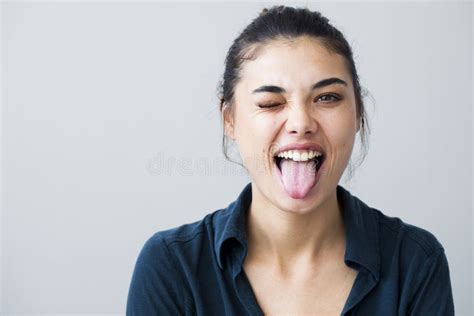 Persona che mostra la lingua
