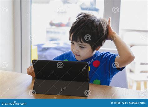bambino che usa un tablet educativo