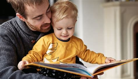 genitore e bambino che imparano insieme al tablet