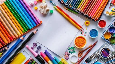 set di matite colorate e pennarelli disposti vicino a una pagina da colorare non ancora completata