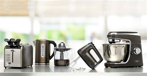 Dettaglio di piccoli elettrodomestici dedicati alla prima infanzia esposti sugli scaffali