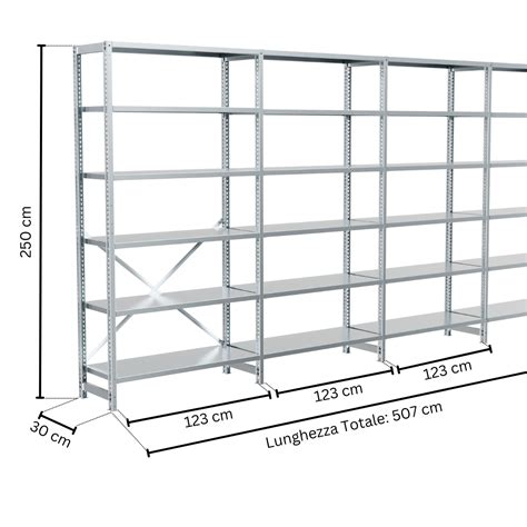 Dettaglio di uno scaffale con accessori per l'alimentazione e marsupi di alta qualità