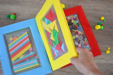 Bambino che interagisce con un libro tattile e sonoro in un ambiente accogliente
