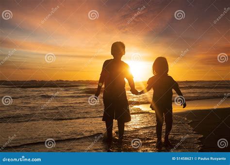 due genitori si tengono per mano guardando il loro bambino, con un'atmosfera di serenità