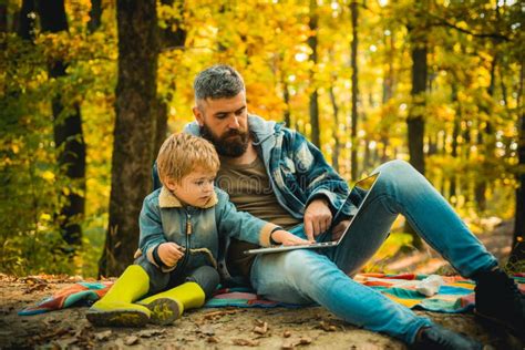 Genitore che sorveglia bambino nell'altalena