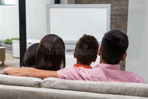 famiglia che guarda un film all'aperto