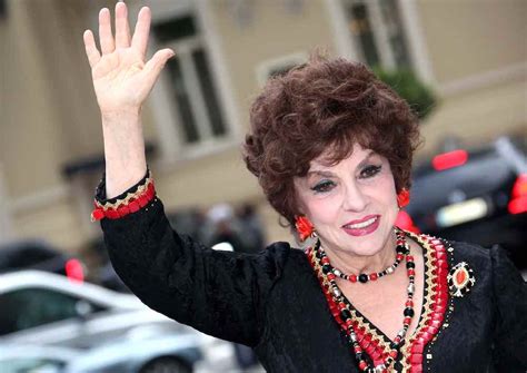 Gina Lollobrigida in una delle sue opere scultoree