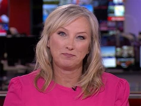 Martine Croxall in studio durante un notiziario della BBC