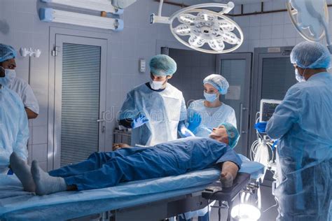 Paziente che si prepara per un intervento chirurgico