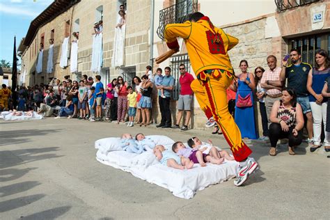 El Colacho, salto dei neonati