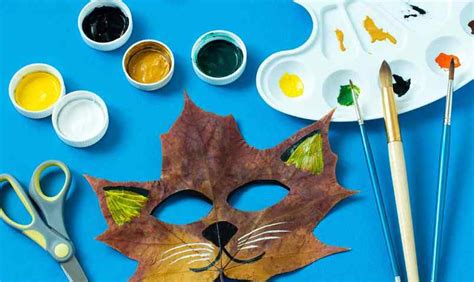 Bambini che creano maschere di Carnevale con i genitori