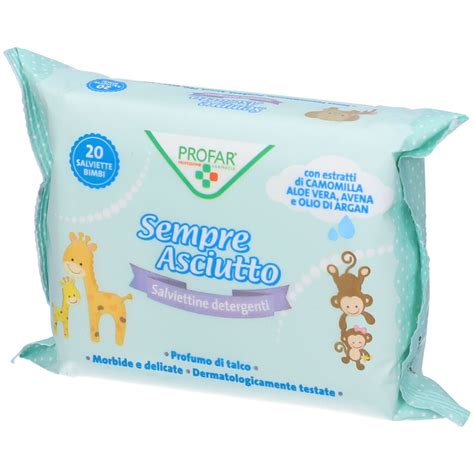 Bambino che utilizza salviettine umidificate