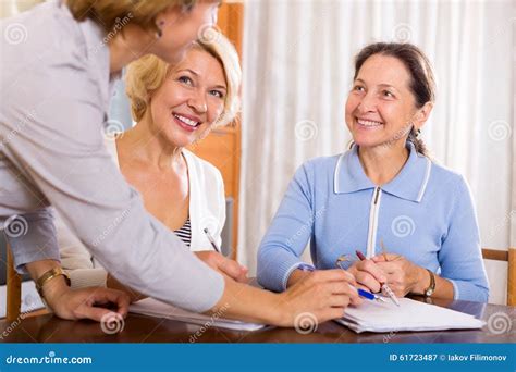 Donne che si consultano
