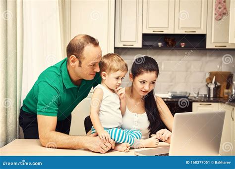 famiglia con neonato che fa acquisti online