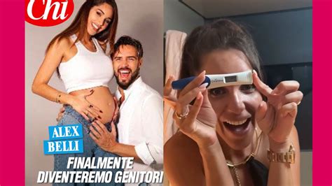 Donna incinta che accarezza dolcemente il pancione in un ambiente luminoso e naturale