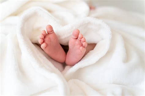 illustrazione dei piedini di un neonato che indossa calzature colorate Disney
