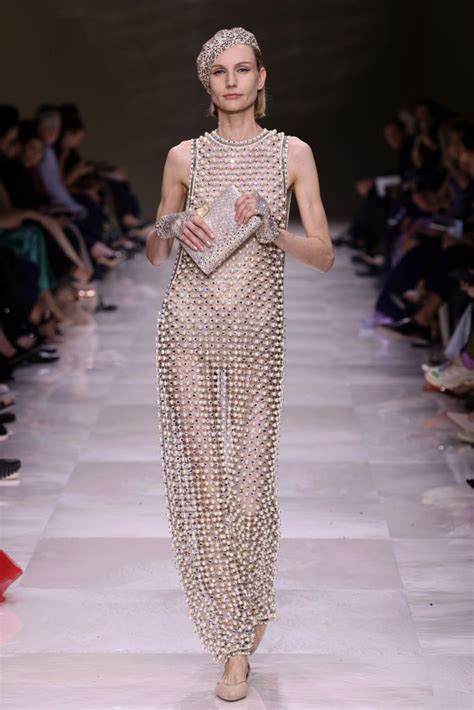 Sfilata di moda su red carpet con abiti trasparenti in stile haute couture