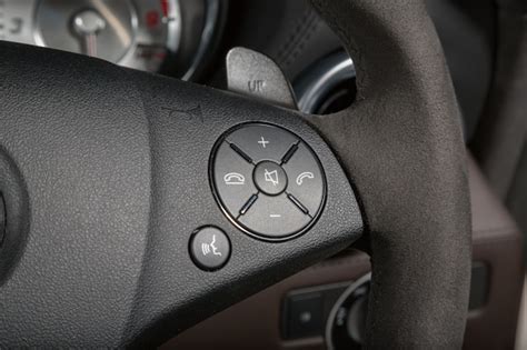Primo piano del volante di un'auto a spinta con clacson