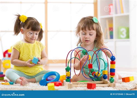 Bambini che giocano con giocattoli SBABAM colorati