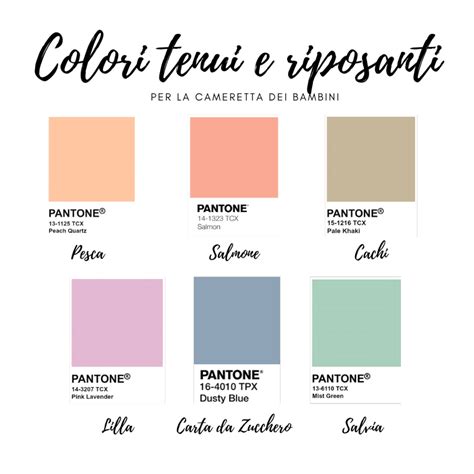 una culla accogliente con lenzuola dai colori tenui in una cameretta luminosa