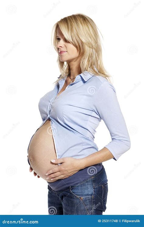 Ritratto di una donna incinta di origine africana in un ambiente naturale luminoso