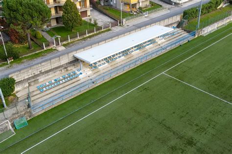 Campo da calcio con tribune