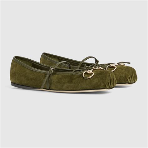 Dettaglio morsetto su ballerine Gucci