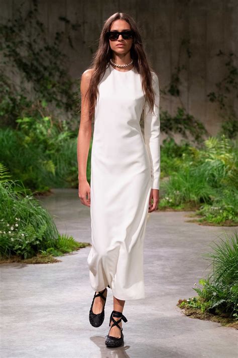 Bambina che indossa un abito elegante con ballerine Gucci