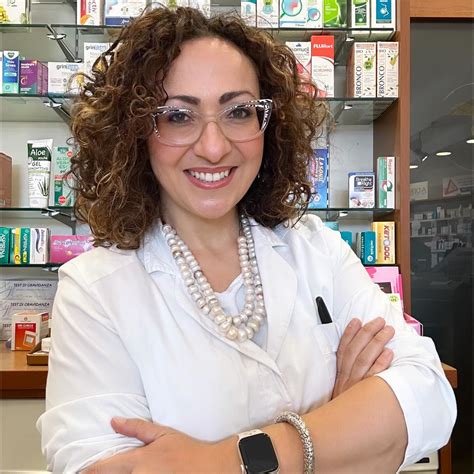 Una rappresentazione concettuale di una clinica medica specializzata in fertilità, circondata da elementi che simboleggiano la vita e la tecnologia medica