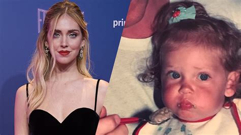 Bambina con bavaglino e slogan politico