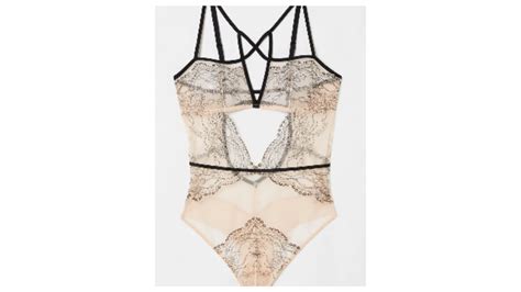 Modello di bodystocking sensuale con dettagli in pizzo