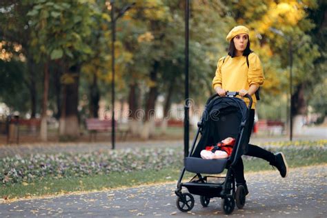 Mamma che cammina con passeggino e fitness tracker
