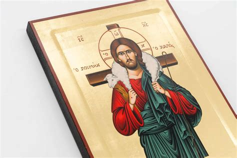 Una serie di statuette in legno raffiguranti diverse icone di Gesù, dal neonato al Buon Pastore