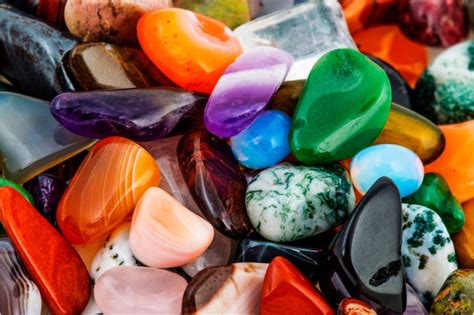Una selezione di pietre naturali citate per le loro proprietà benefiche