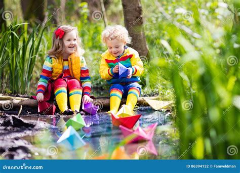 Bambini che giocano con materiali naturali in un giardino
