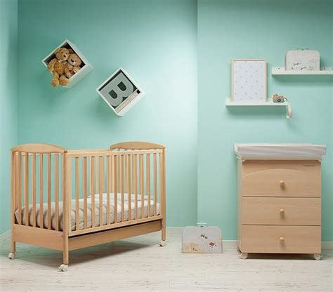 illustrazione di una cameretta neonato sicura con culla minimalista