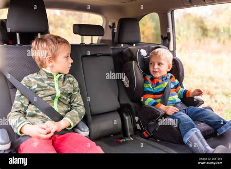 immagine di un bambino correttamente allacciato nel seggiolino