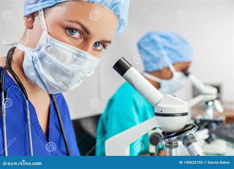 Illustrazione di un laboratorio di ricerca medica in ginecologia