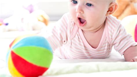 Bambino durante il tummy time sul fasciatoio