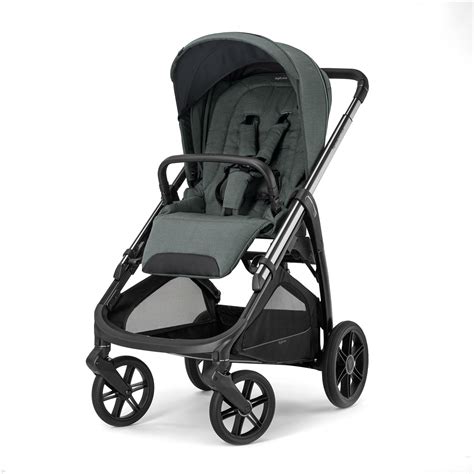Un elegante zaino per passeggino Inglesina abbinato a un trio di alta gamma in un ambiente urbano