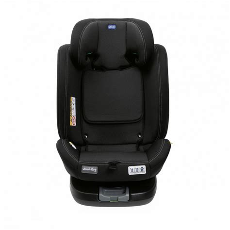 panoramica del seggiolino Chicco 2Easy installato nell'abitacolo di un'auto familiare