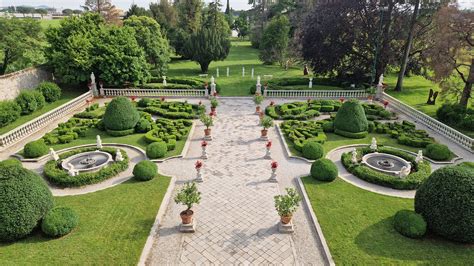 panoramica di un giardino ben progettato con diverse zone funzionali