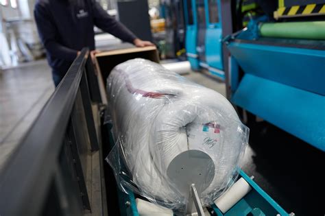 Materasso arrotolato e sottovuoto in una scatola